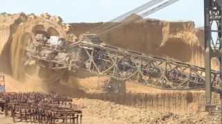 Роторный экскаватор - обвал козырька подуступа. The work walking bucket wheel excavator.